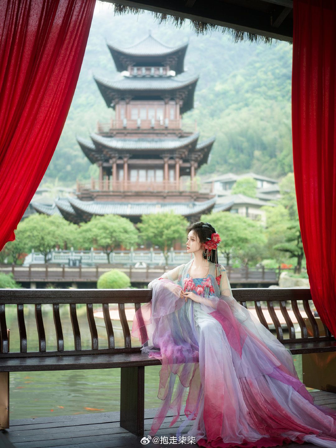 The Complete Set of Ming-Style Cloud-Patterned Collar Hanfu with Cloud-Shoulderpiece The Complete Set of Ming-Style Cloud-Patterned Collar Hanfu with Cloud-Shoulderpiece