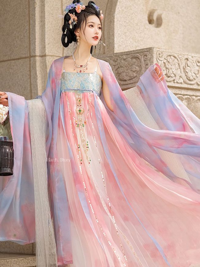The Splendor of Ming-Style Hanfu Wedding Gowns:A Focus on Craftsmanship