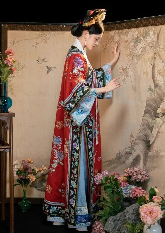 Commuting in a New Light:The Rise of Hanfu,a Modern Blend of Traditional Chinese Elegance