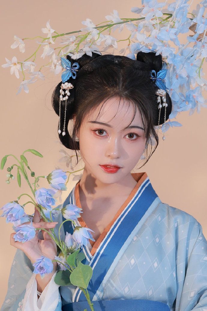 Tall and Elegant Women in New Chinese Cheongsam Style:Embracing a Premium Fashion