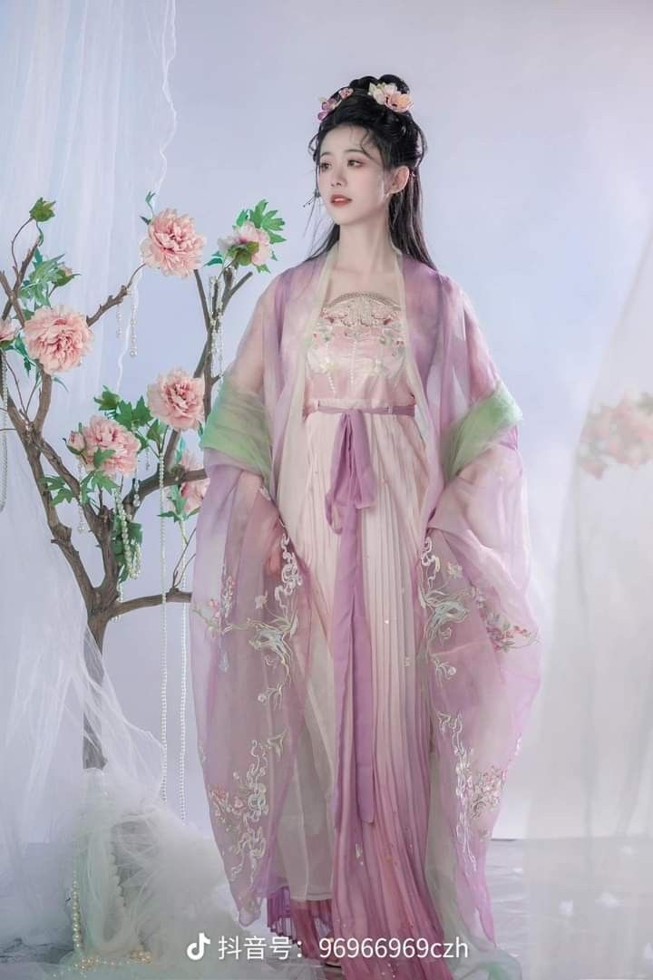 Little Girls in Traditional Chinese Hanfu and Fairy-like Dress:The Enchantment of Hanfu Culture
