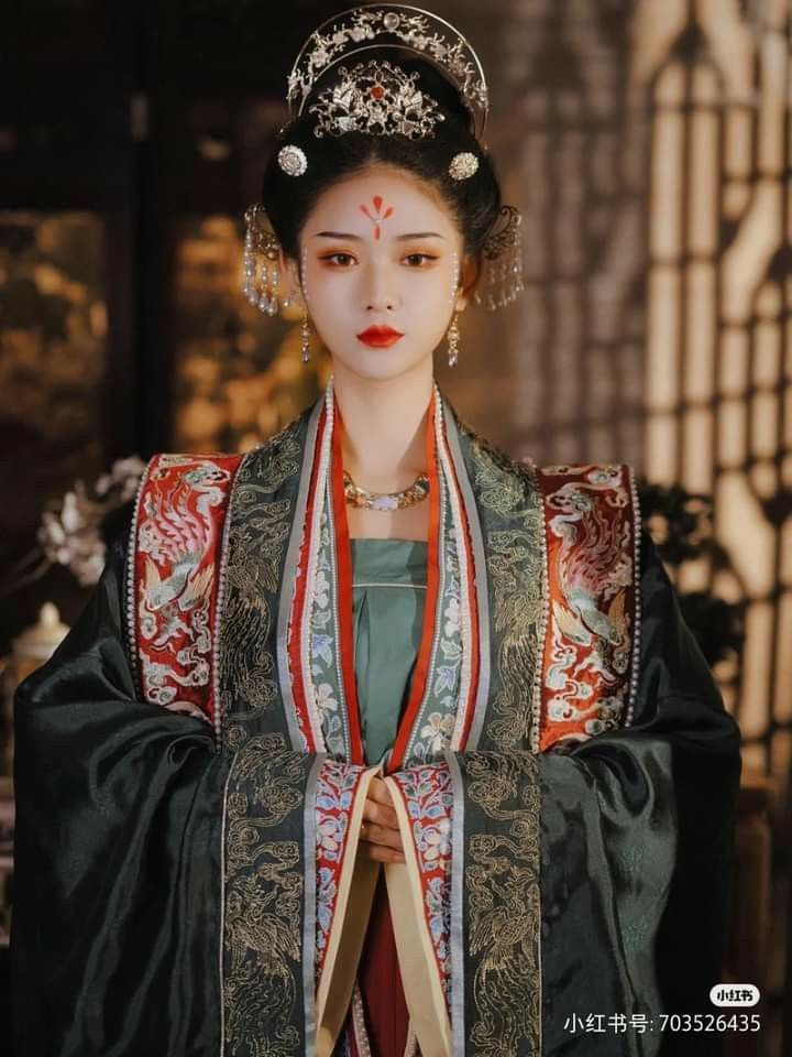 Vintage Qipao and High Heels:A Celebration of Traditional Elegance