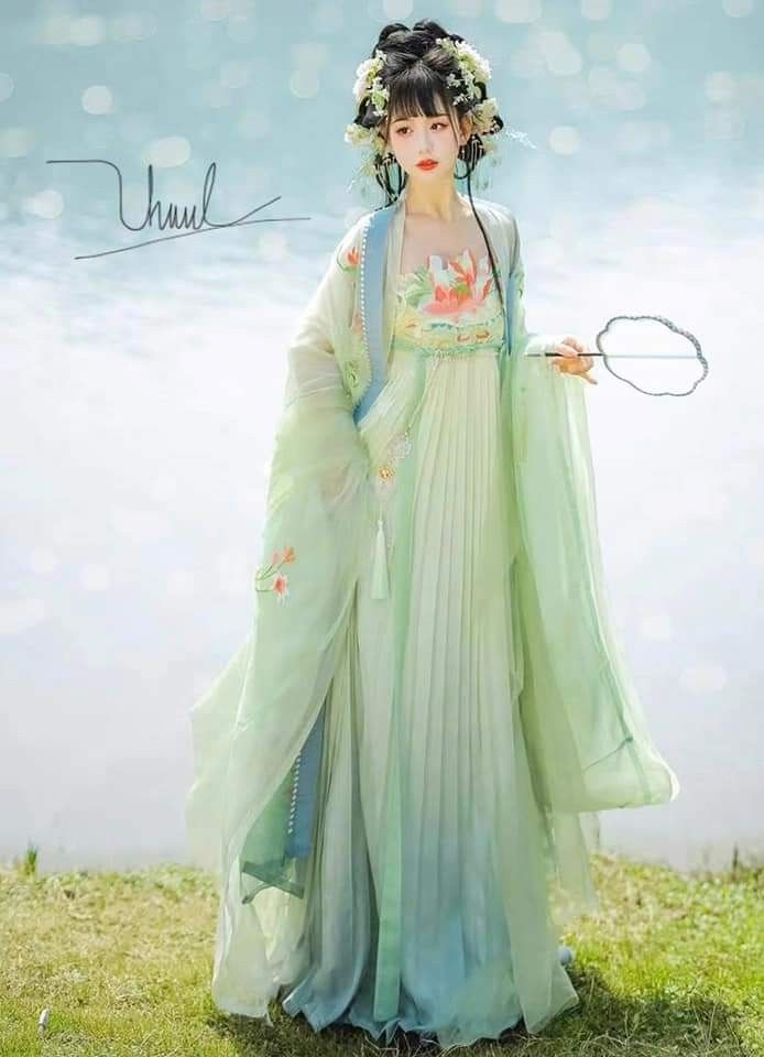 A Summer in Lavender:The Enchantment of a Girls Hanfu Costume