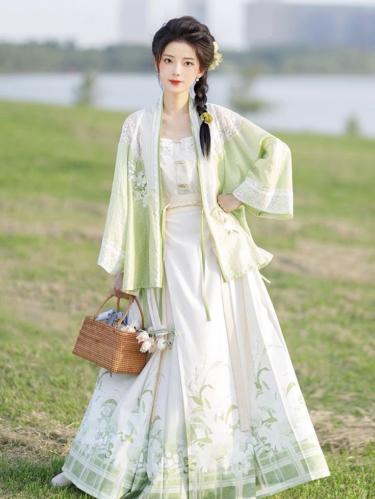 The Charm of Miniature Women in Summer:The Horseface Skirt and its Allure The Charm of Miniature Women in Summer:The Horseface Skirt and its Allure