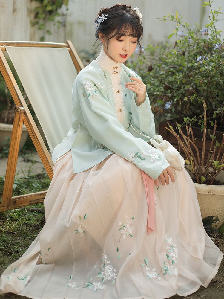 The Splendor of Change and Wang Zhaojun in Traditional Hanfu Clothing The Splendor of Change and Wang Zhaojun in Traditional Hanfu Clothing