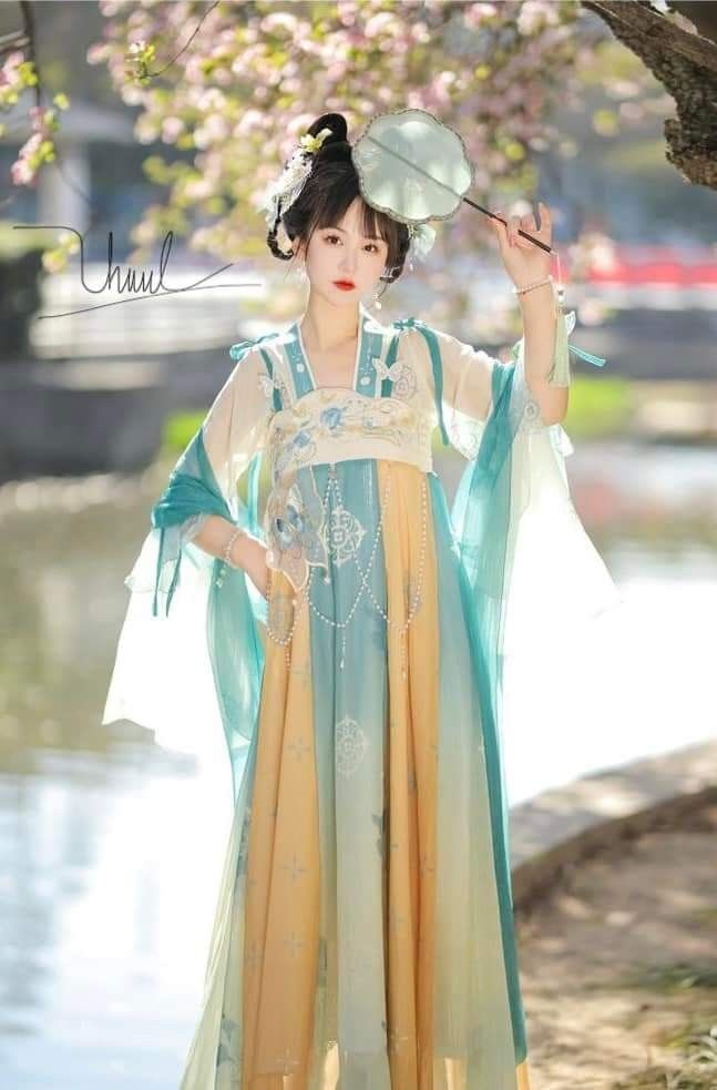 Reimagining Cheongsam-Style Dress for Summer:A Modern Approach to Traditional Mid-Length Skirts Reimagining Cheongsam-Style Dress for Summer:A Modern Approach to Traditional Mid-Length Skirts