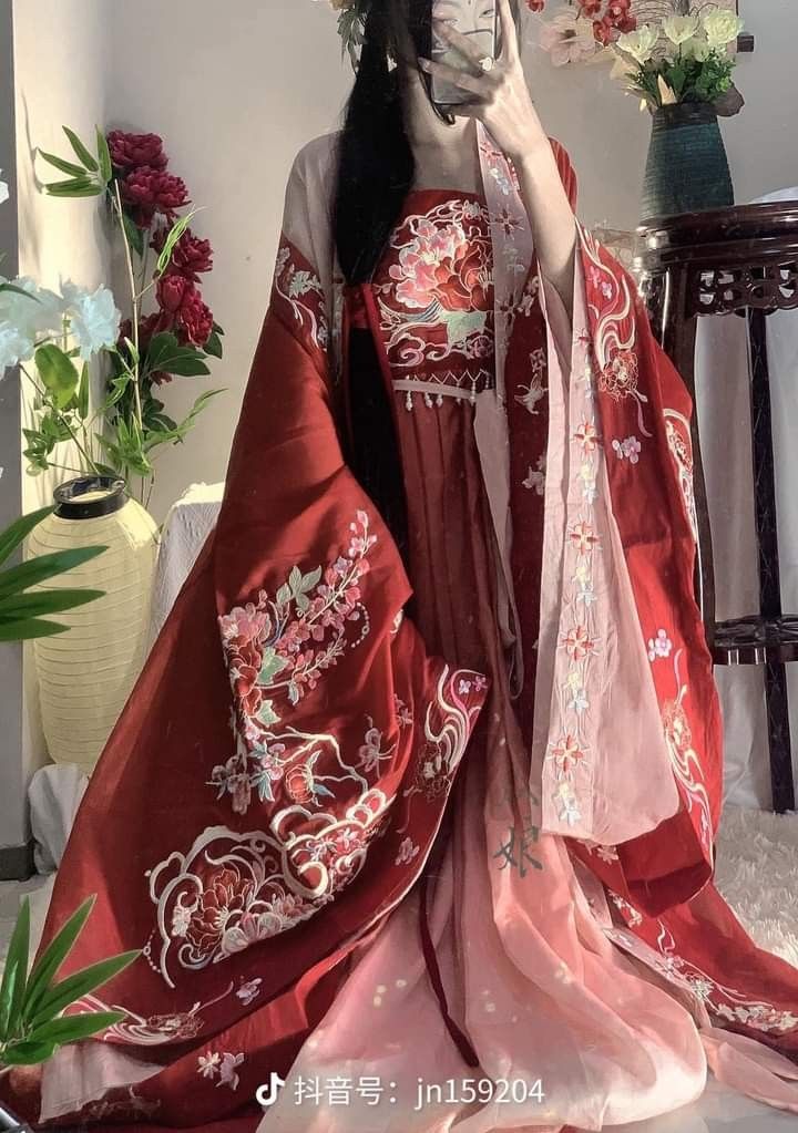 Zhonglings Hanfu Style in the Song Dynasty:A Journey into Traditional Chinese Elegance Zhonglings Hanfu Style in the Song Dynasty:A Journey into Traditional Chinese Elegance