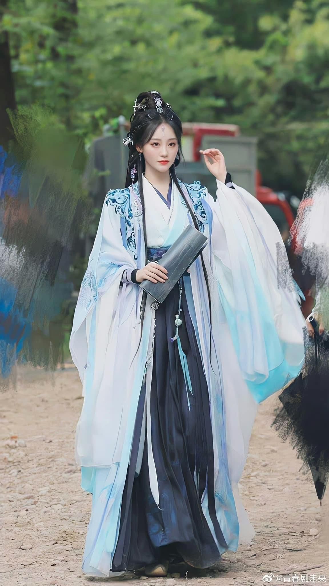 The Engagement of a Bride in a Cheongsam:A Cultural Fusion of Tradition and Modernity The Engagement of a Bride in a Cheongsam:A Cultural Fusion of Tradition and Modernity