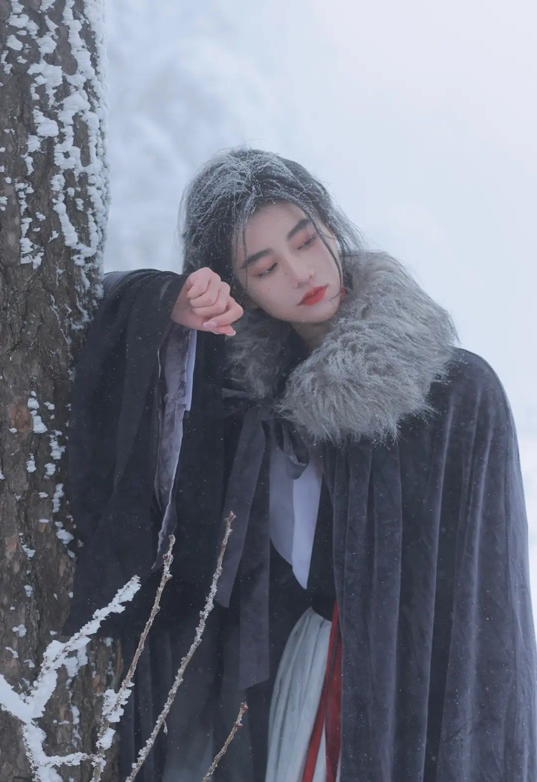 Exploring the Elegance of Traditional Chinese Hanfu Costume:A 40-Year-Old Womans Journey