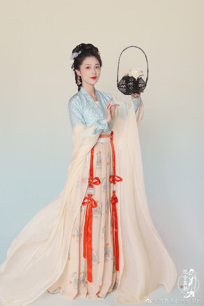 Winter Fashion:The Evolution of Chinese-Style Modified Cheongsam Blouses