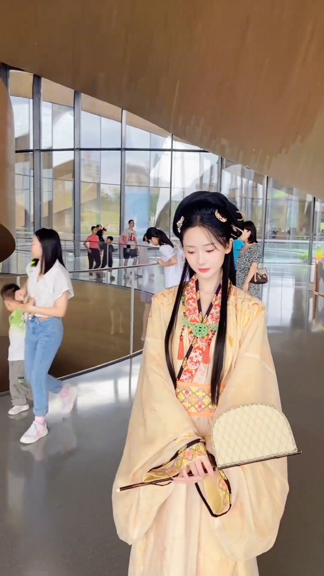 Summer Fashion Trends:仙风道骨般的汉服女装,网红潮流引领新风尚 Summer Fashion Trends:仙风道骨般的汉服女装,网红潮流引领新风尚