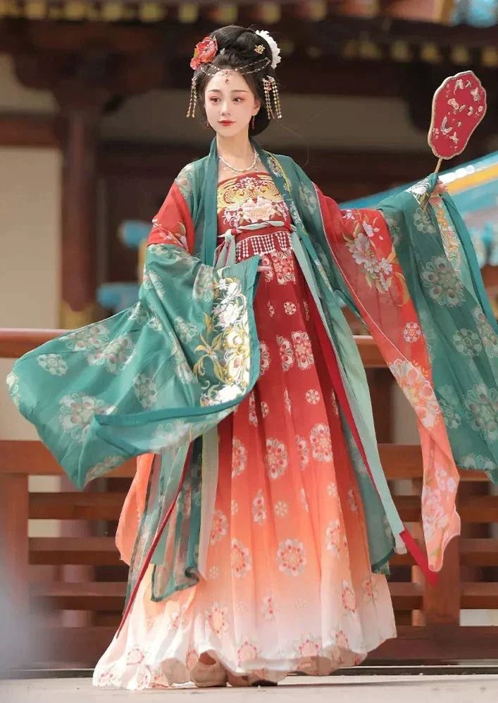 Lotus Silk Cheongsam:A Blend of Elegance and Tradition Lotus Silk Cheongsam:A Blend of Elegance and Tradition