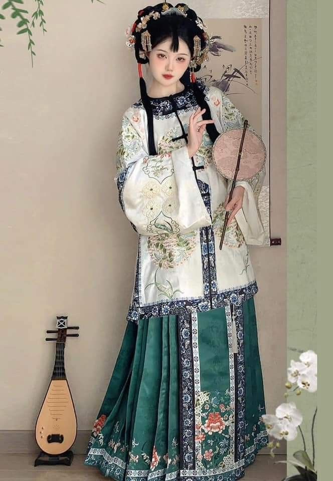 The Enigma of Gu Xuan Nas Cheongsam:A Journey Through Traditional Chinese Elegance