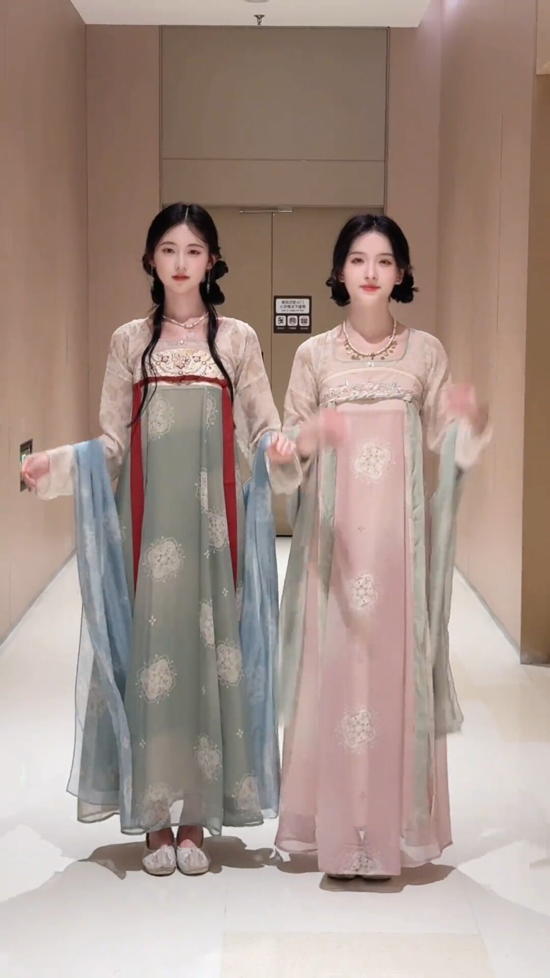 Baby Hanfu Shoes in Vibrant Red:A Glimpse into Traditional Elegance for Little Ones