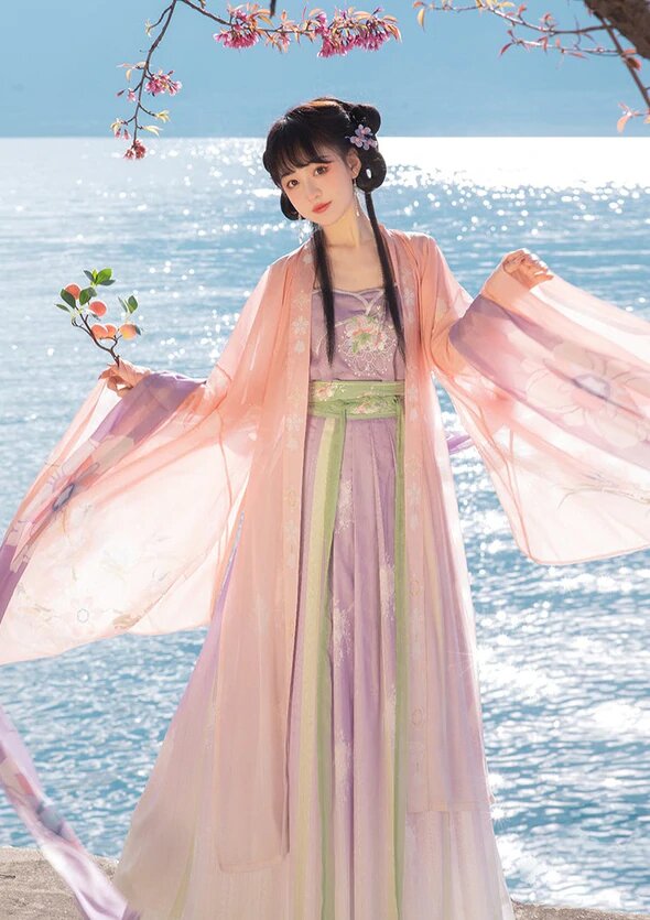 Generals Daughter:The Cultural Fusion of Hanfu and Military in a Childs Journey