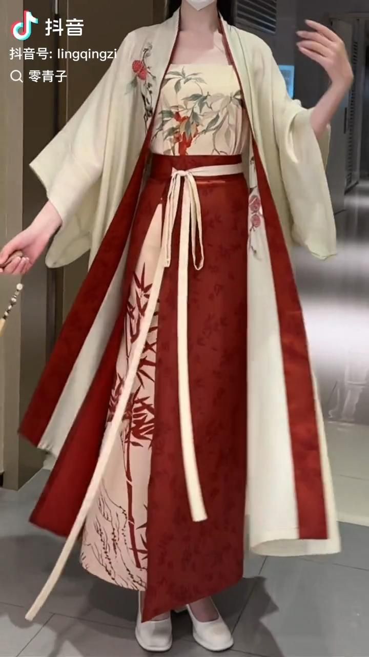 Ancient Beauty in a 12-Year-Olds Hanfu:A Fairy Tale in Traditional Chinese Attire