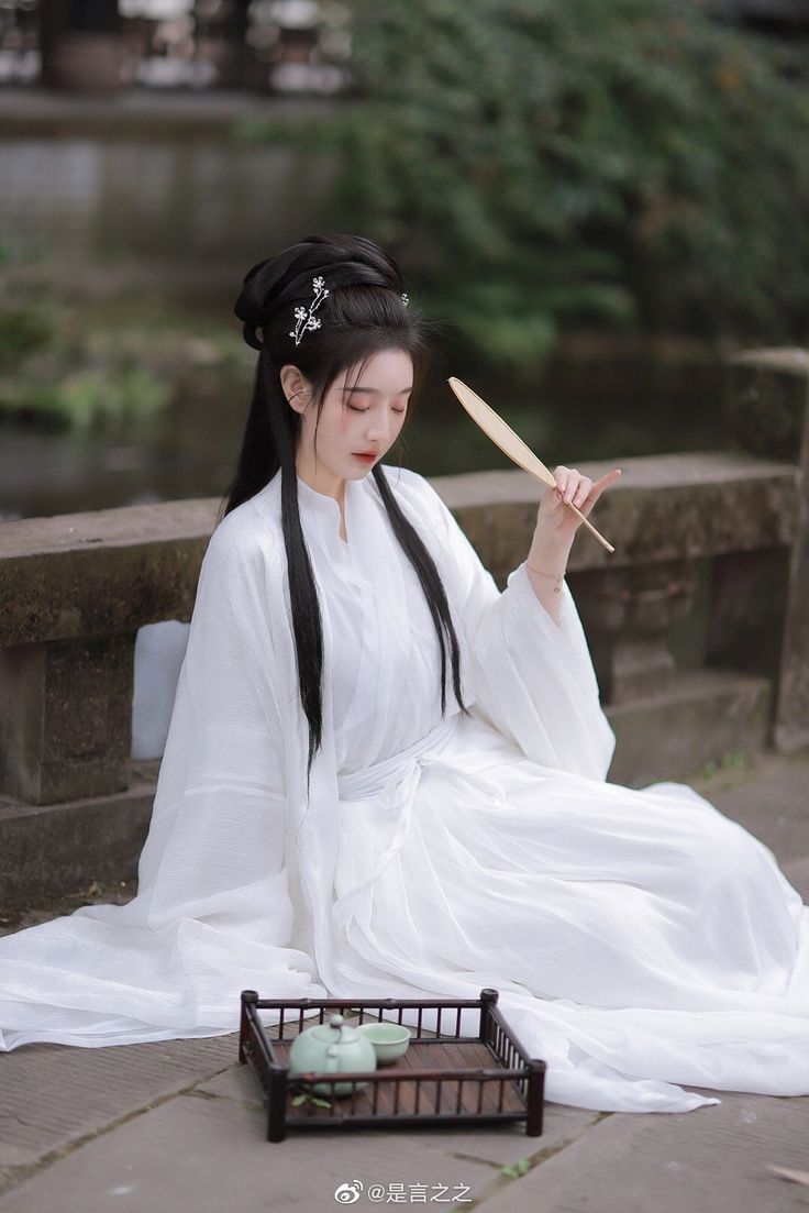 Dreaming in Hanfu:A Journey Through Time in the Traditional Chinese Attire