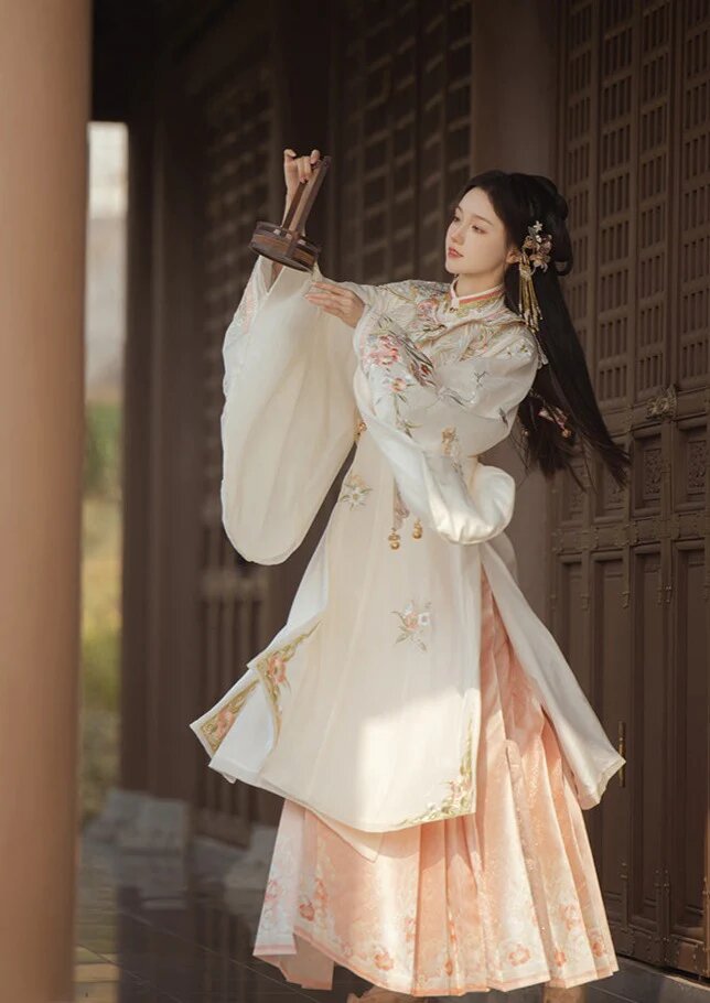 The Splendor of Cheongsam Fashion:Attracting the Eyes of 40-50 Year Olds