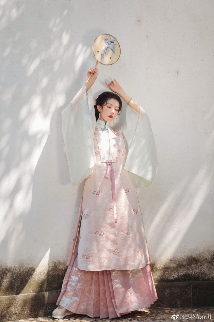 Hanfu Style for Women:Embracing the Traditional Chinese Beauty in a Two-Piece Ensemble Hanfu Style for Women:Embracing the Traditional Chinese Beauty in a Two-Piece Ensemble