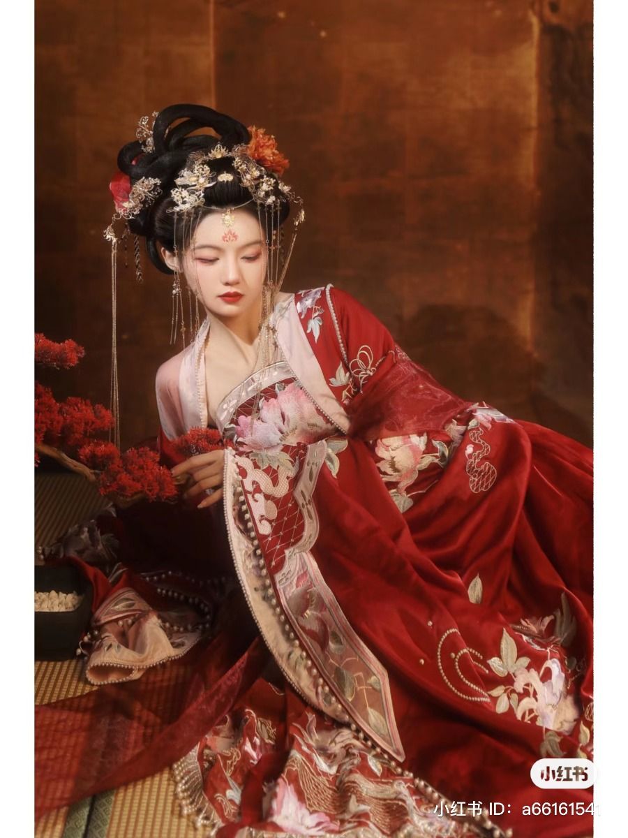 The Elegance of Horseface Skirt:A Guide to Wearing Traditional Outfit as a Modern Bridal Gown