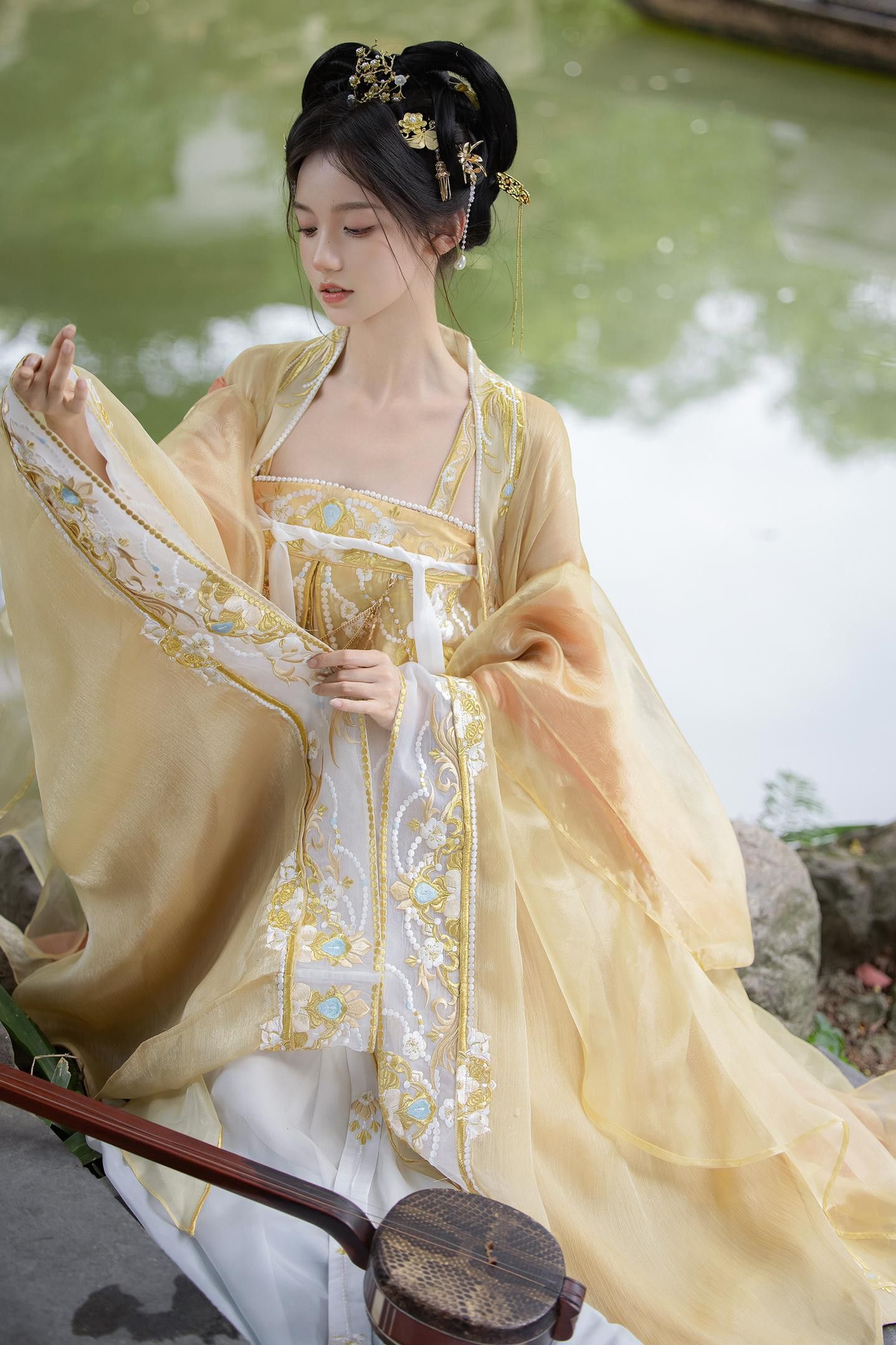 The Splendor of Hanfu:The Cultural Significance of Phoenix Crown and Bridal Robes