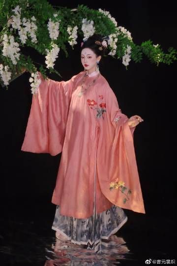 Hangzhou Silk Cheongsam with Ice Silk Fabric A Blend of Tradition and Modern Elegance Hangzhou Silk Cheongsam with Ice Silk Fabric A Blend of Tradition and Modern Elegance