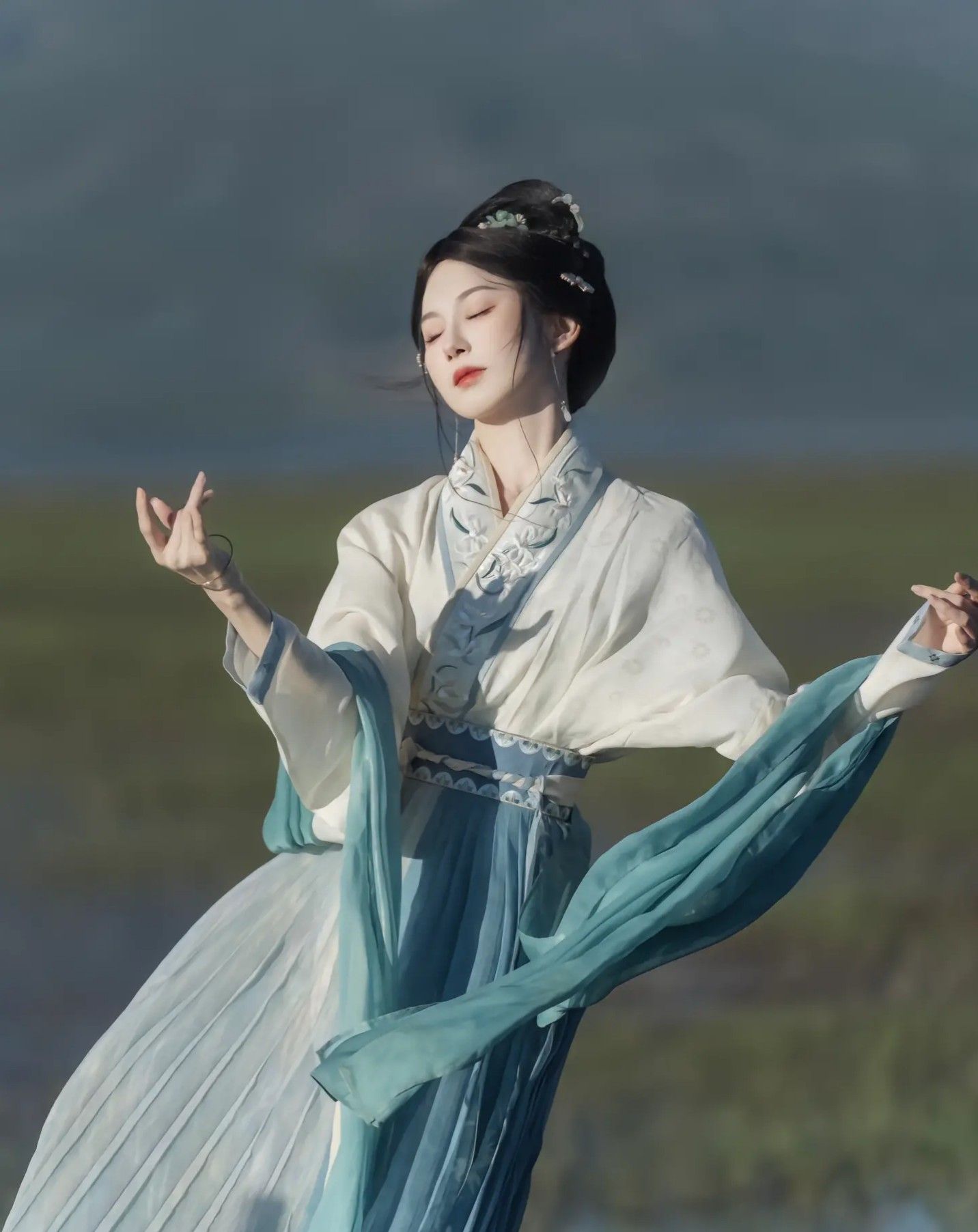 Choosing the Perfect Hair Accessory to Match Your Hanfu Chinese Traditional Clothing) Choosing the Perfect Hair Accessory to Match Your Hanfu Chinese Traditional Clothing)