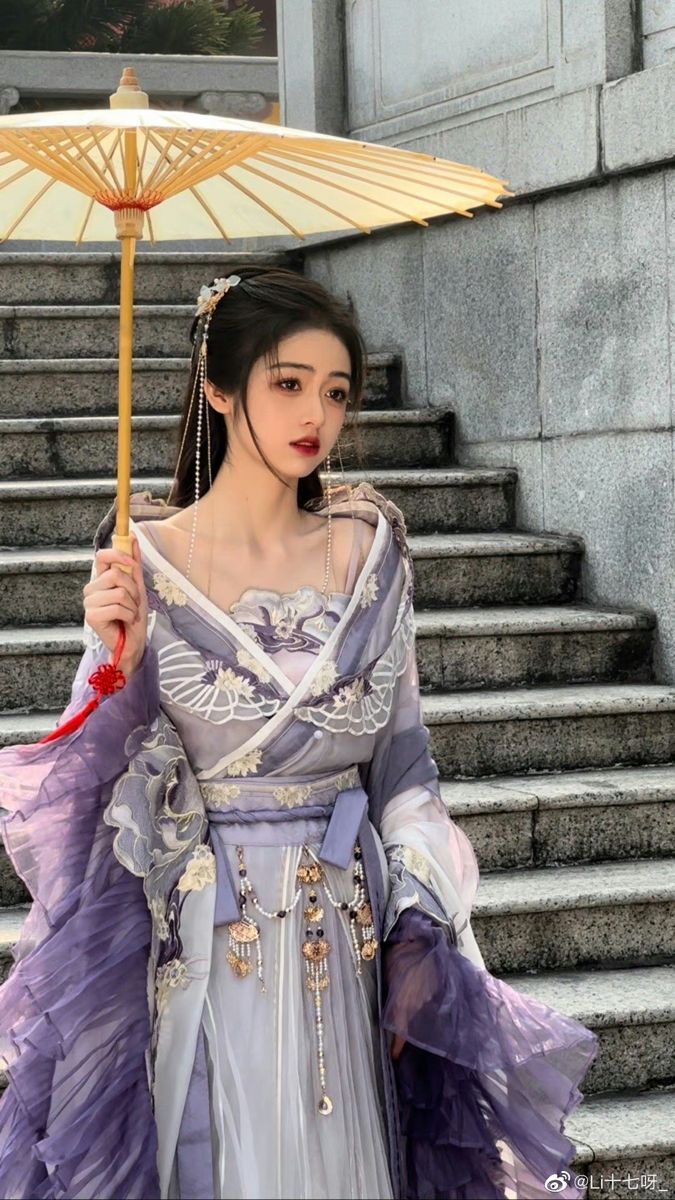 The Summer Fashion of a Girl in Chinese Traditional Clothing:The Horseface Skirt Hanfu The Summer Fashion of a Girl in Chinese Traditional Clothing:The Horseface Skirt Hanfu