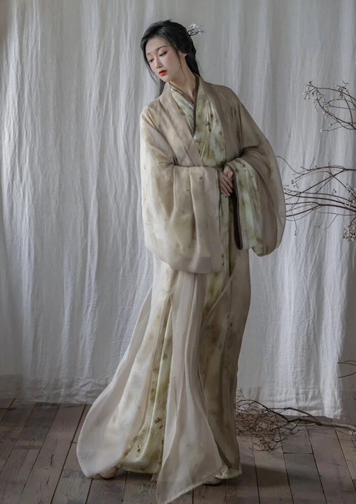 Mystic Maiden in Traditional Chinese Attire:The Fusion of Japanese Aesthetics and Hanfu Culture Mystic Maiden in Traditional Chinese Attire:The Fusion of Japanese Aesthetics and Hanfu Culture