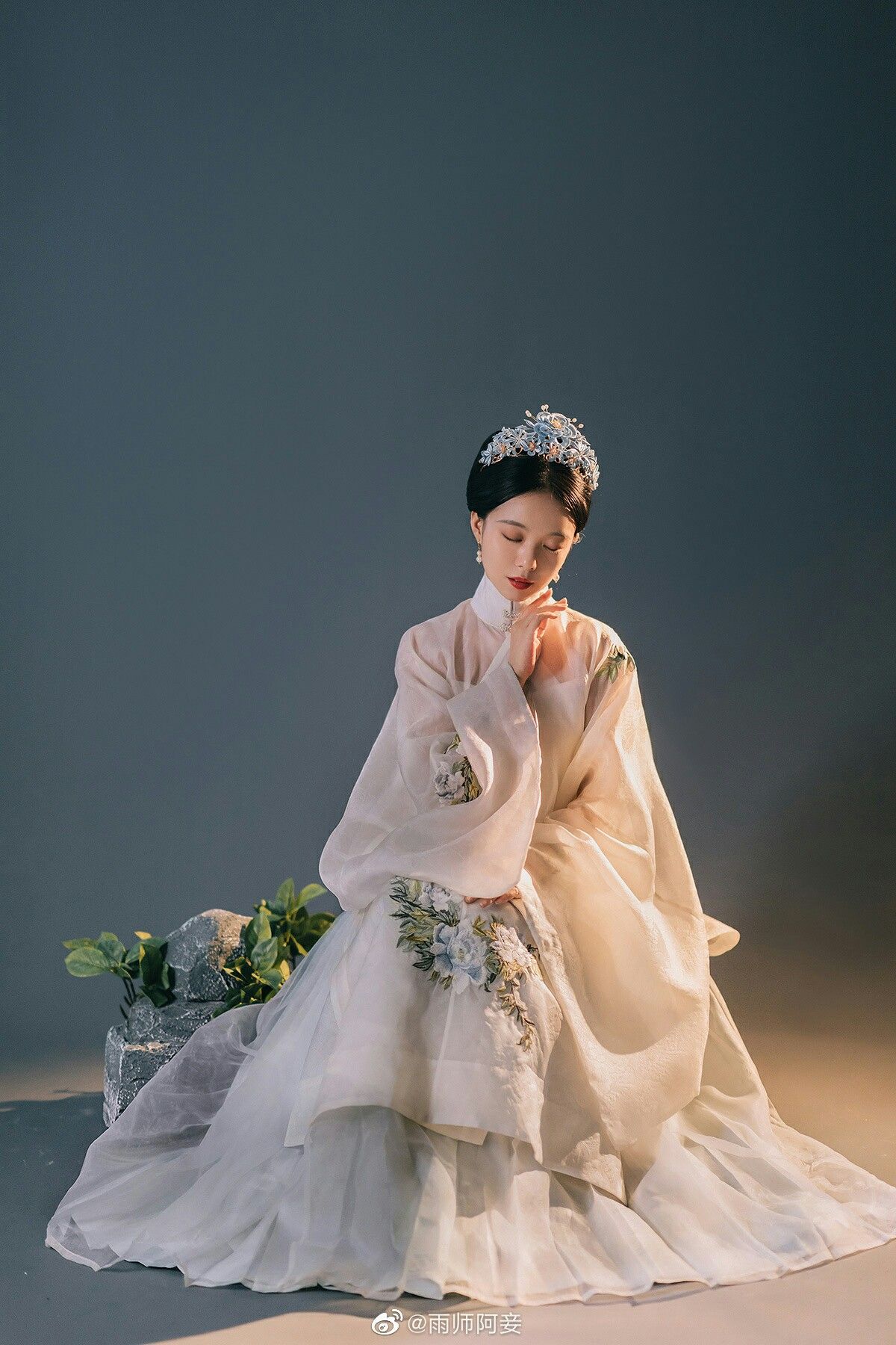 Winter Fashion for Little Girls in the Style of Hanfu from the Wei and Jin Dynasties Winter Fashion for Little Girls in the Style of Hanfu from the Wei and Jin Dynasties