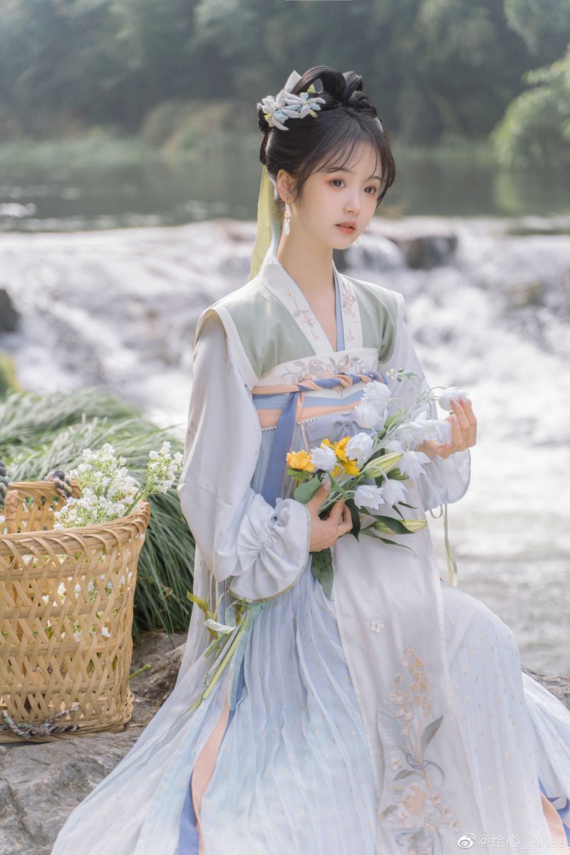 The Allure of Liu Jialings Traditional Tangzhuang Costume The Allure of Liu Jialings Traditional Tangzhuang Costume