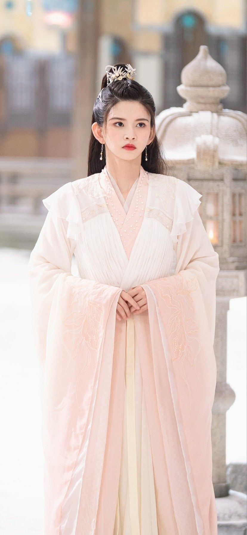 Traditional Hanfu Wedding Gowns:The Splendor of Phoenix Headdress and Brilliant Robes Traditional Hanfu Wedding Gowns:The Splendor of Phoenix Headdress and Brilliant Robes