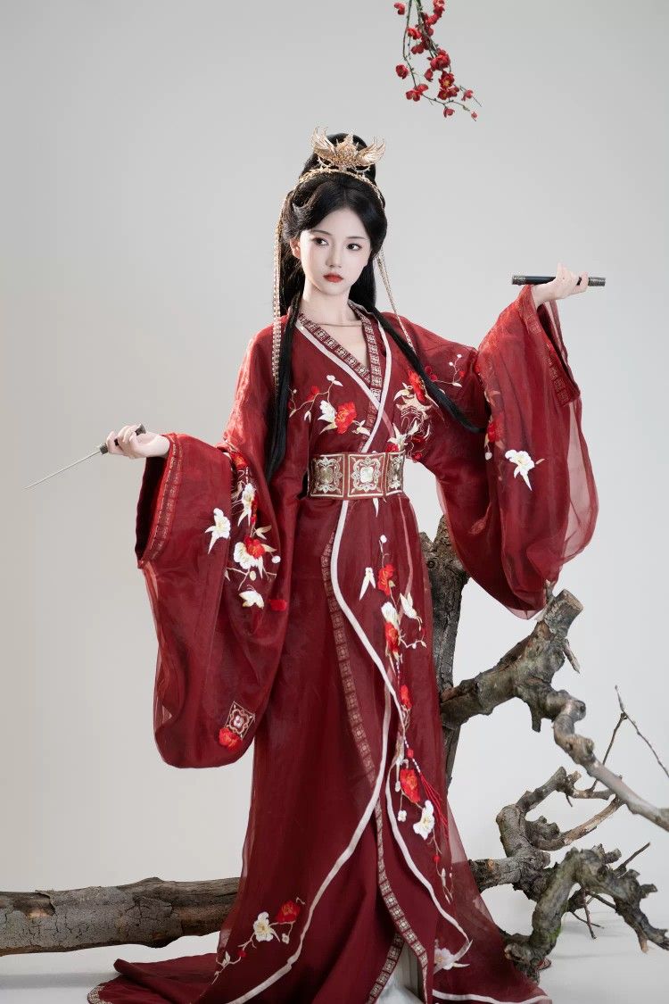 White Embroidery Cheongsam:A Traditional Beauty in Modern Fashion White Embroidery Cheongsam:A Traditional Beauty in Modern Fashion