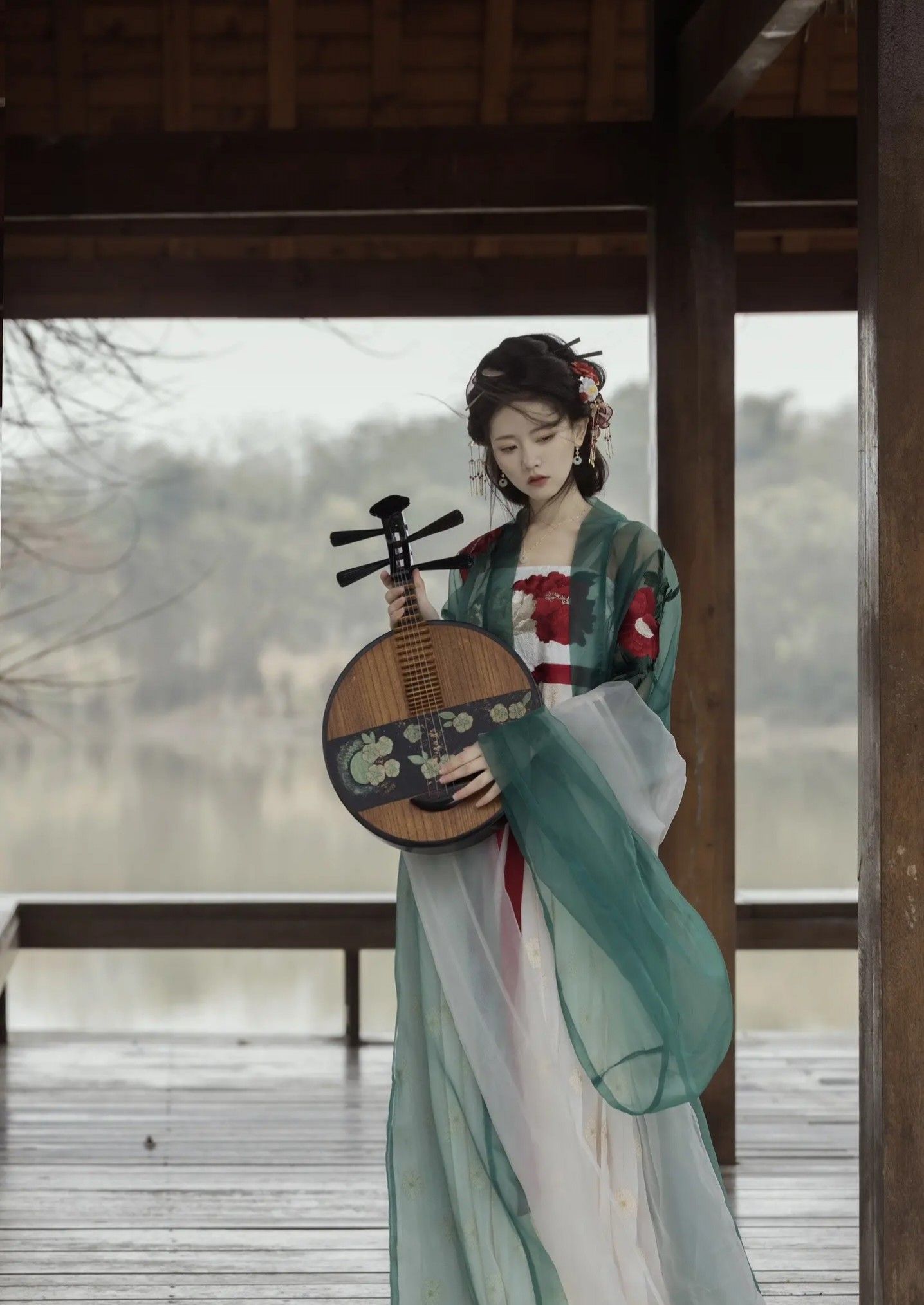 The Enchanting Allure of a Purple Swallow-Tail Cheongsam The Enchanting Allure of a Purple Swallow-Tail Cheongsam
