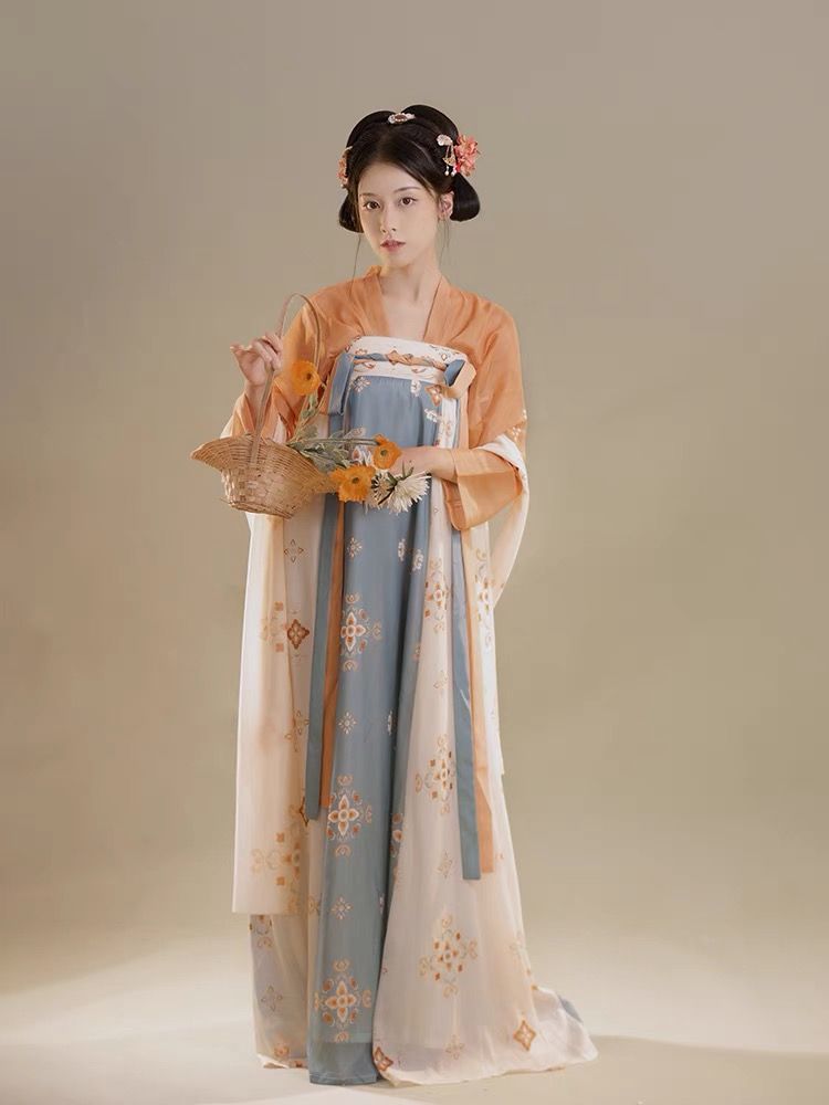 Bluedress:The Modernized Qipao and Its Youthful Embrace Bluedress:The Modernized Qipao and Its Youthful Embrace
