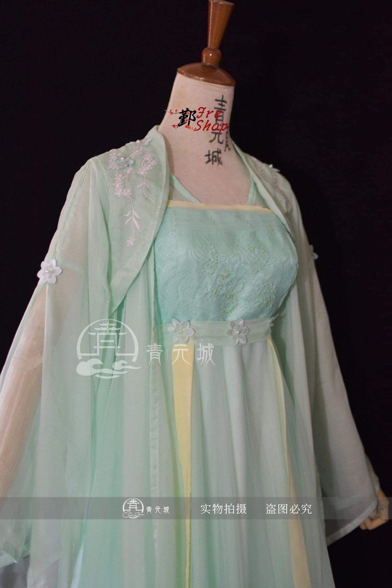 Traditional Elegance:The Cheongsam-Style Tang Suit with Xiangyunsha Silk Traditional Elegance:The Cheongsam-Style Tang Suit with Xiangyunsha Silk