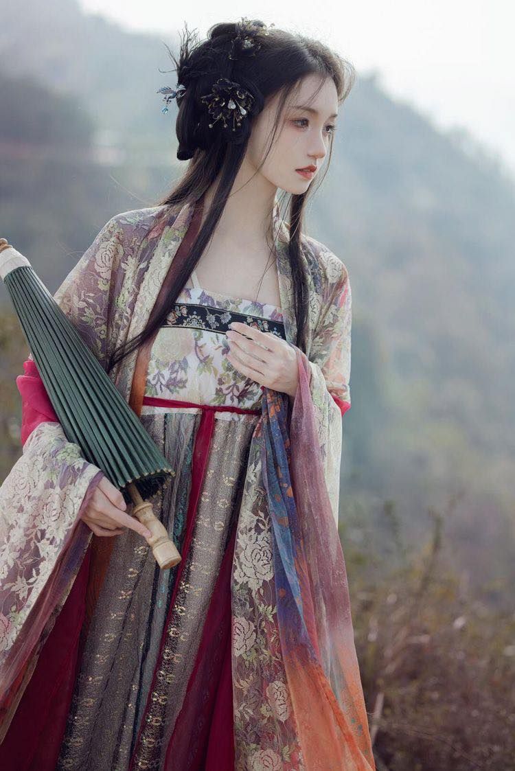 Traditional Chinese Cheongsam Dress with Embroidery and盘扣细节 Traditional Chinese Cheongsam Dress with Embroidery and盘扣细节