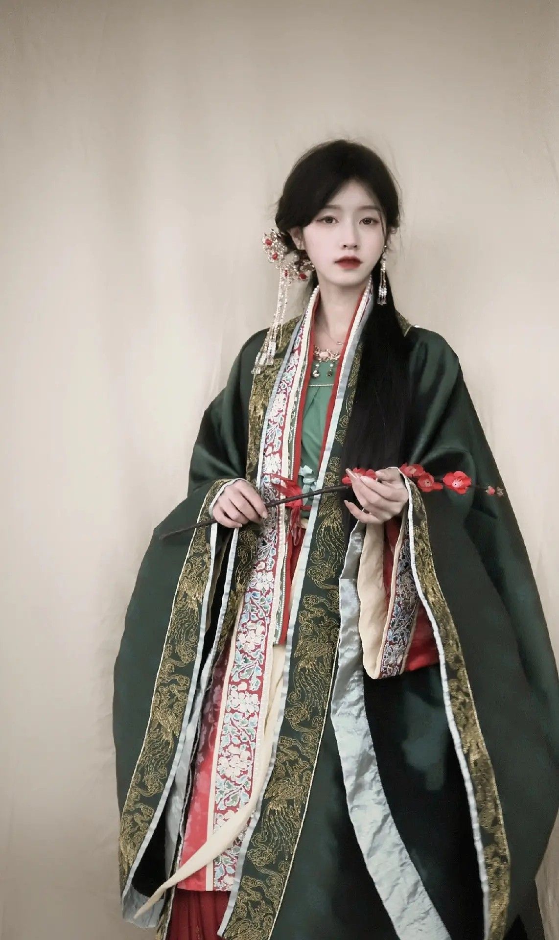 The Horsemouth Skirt and the Memories of Yueyang Tower The Horsemouth Skirt and the Memories of Yueyang Tower