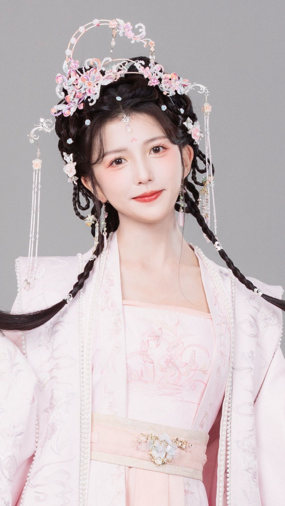 The Rise of Silings Blue Cheongsam:A Fashion Icons Evolution