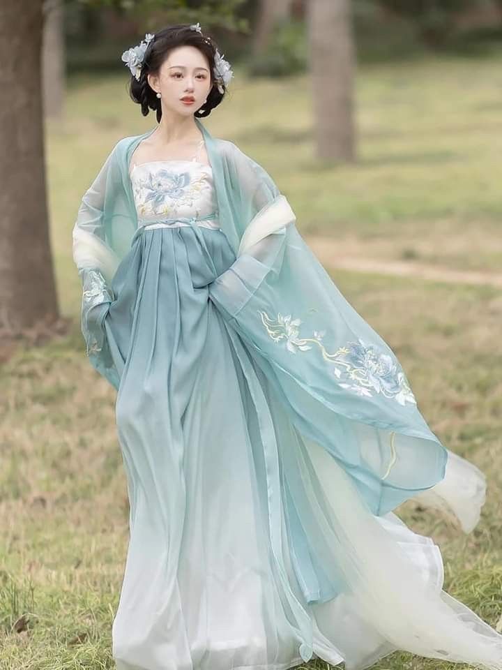 The Charm of a Plus-Size Cheongsam Woman The Charm of a Plus-Size Cheongsam Woman