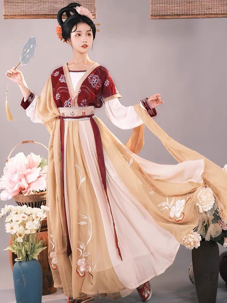 The Rise of the Bridal Cheongsam Aristocracy:The Elegance of a Modern Qiao Tai Tai The Rise of the Bridal Cheongsam Aristocracy:The Elegance of a Modern Qiao Tai Tai