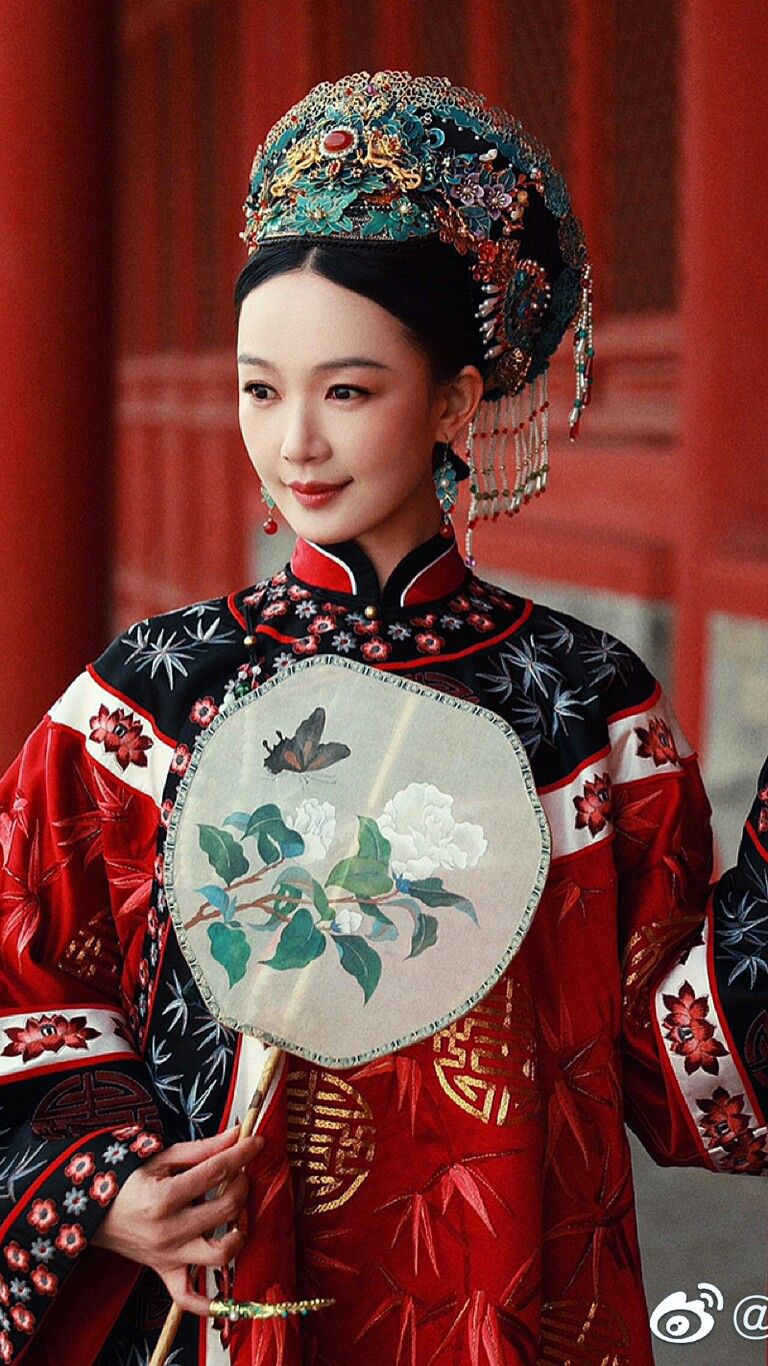 The Elegance of Mared with a Horseface Skirt and a White Blouse The Elegance of Mared with a Horseface Skirt and a White Blouse
