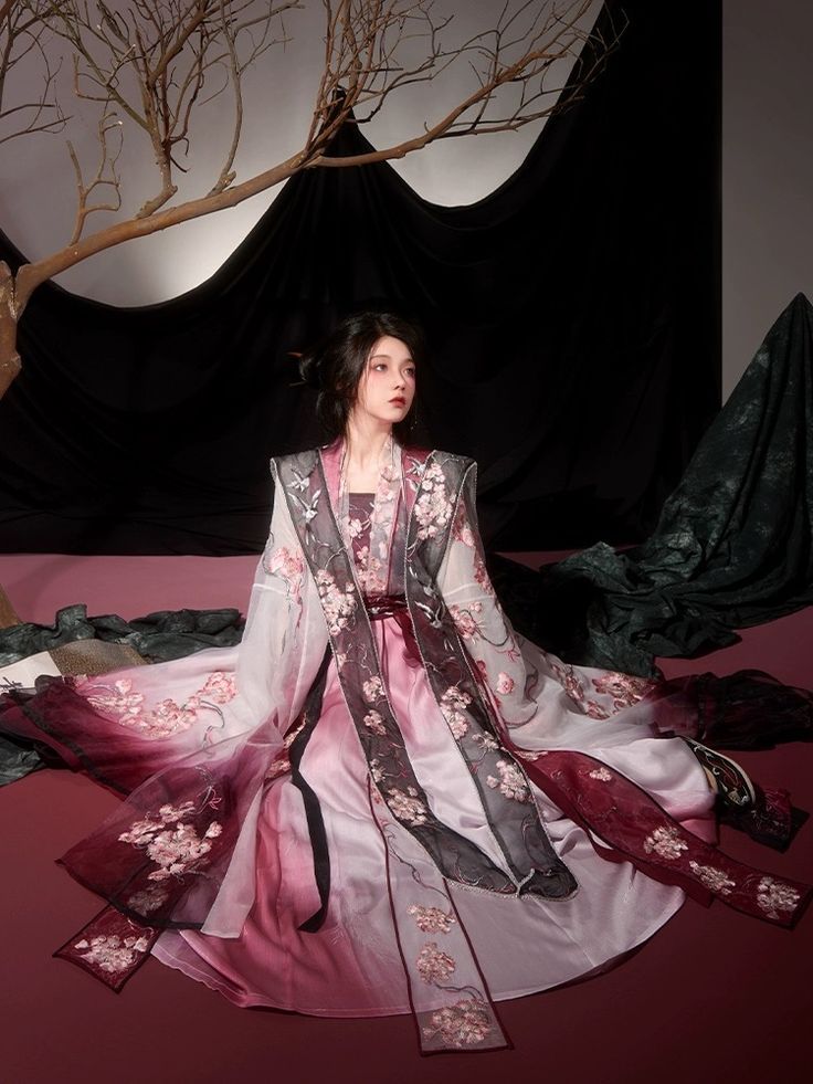 The Elegance of a Long Cheongsam:A Tale of a Girl in Traditional Splendor