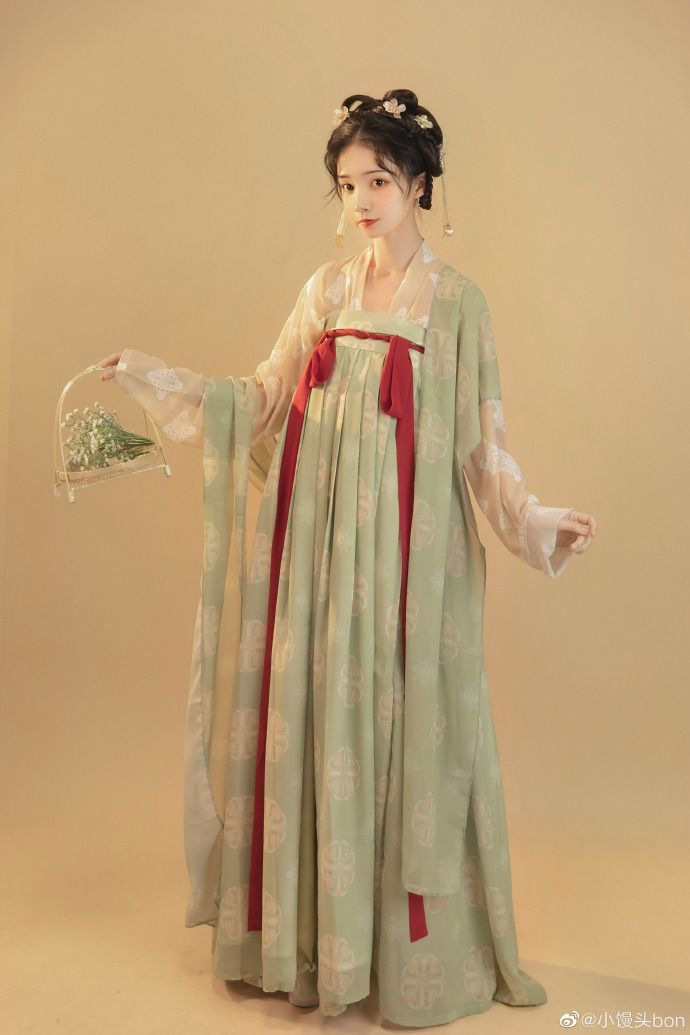 Summers End:The Return of Original Hanfu as a Symbol of Farewell