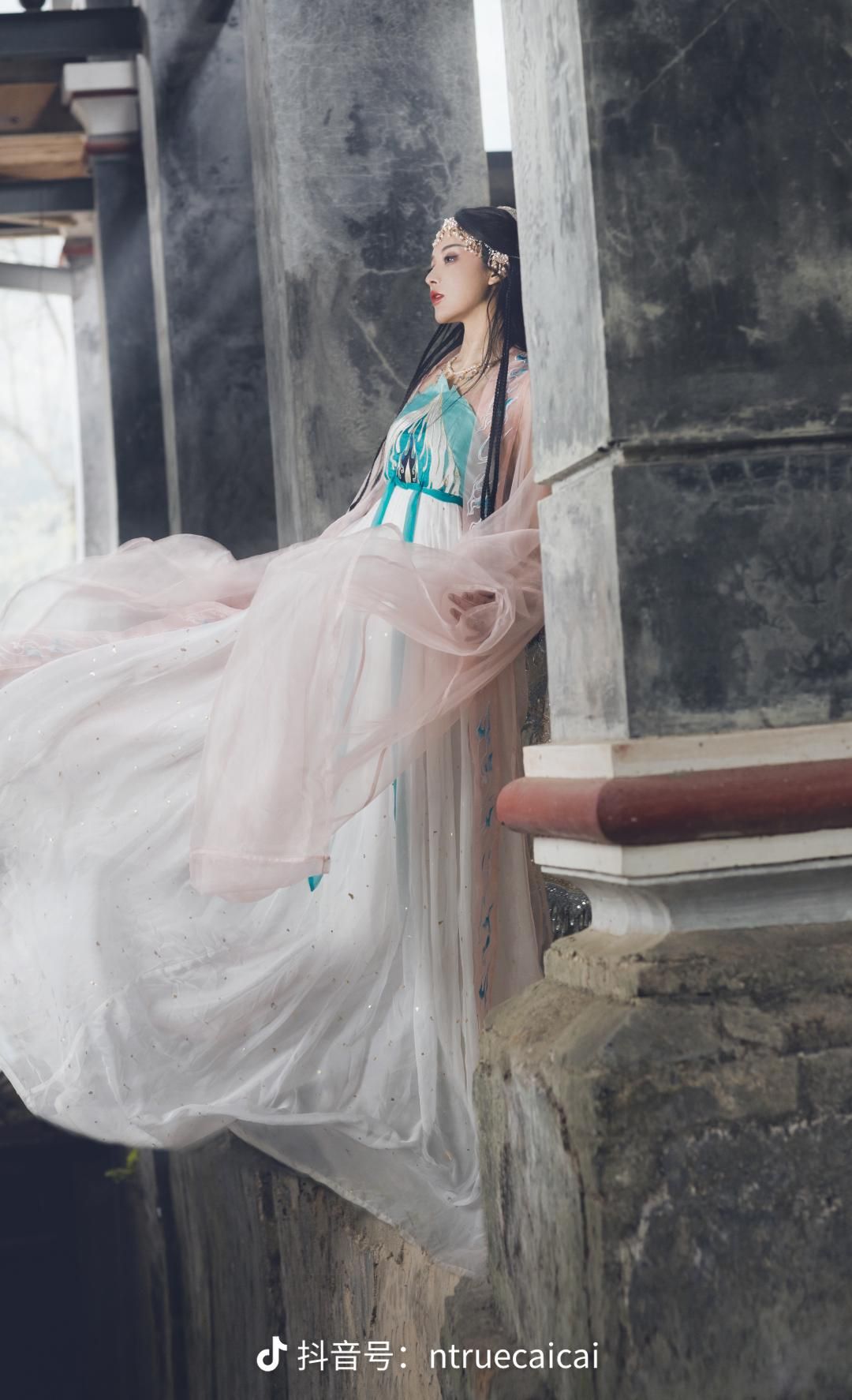 Winter Vogue:The Rise of Neo-Chinese Cheongsam Winter Vogue:The Rise of Neo-Chinese Cheongsam