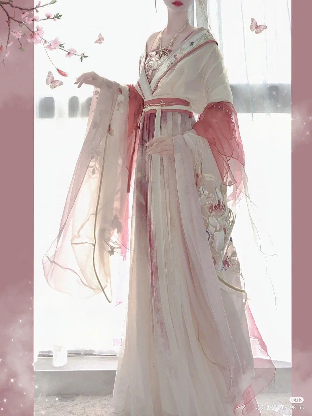 The Enchantment of Traditional Costume:A Journey into the World of Qiqing The Enchantment of Traditional Costume:A Journey into the World of Qiqing