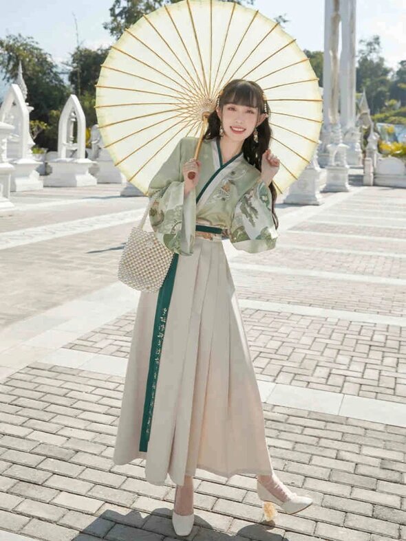 Modern Commuter Style:Reimagining Traditional Hanfu for the Youth Market Modern Commuter Style:Reimagining Traditional Hanfu for the Youth Market
