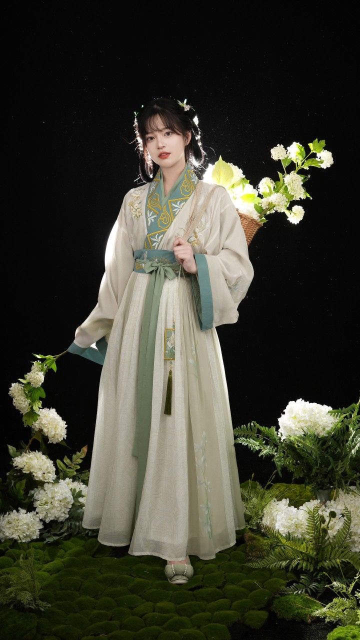 Autumn Winter Elegance in a Light Purple Cheongsam Autumn Winter Elegance in a Light Purple Cheongsam