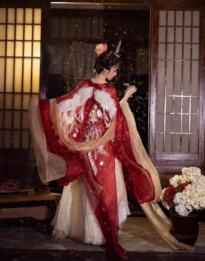 The Elegance of Cheongsam at Chinese Wedding Banquets