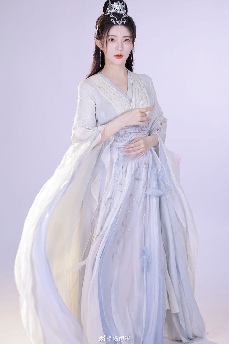 The 11-Year-Old Girl in Hanfu:Embracing Traditional Elegance in the Fifth Grade